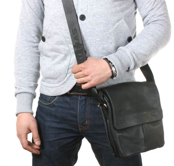 Мужская сумка через плечо с чем носить